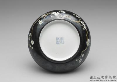 图片[3]-Dish with plum blossom in black ground of falangcai painted enamels, Qing dynasty, Yongzheng reign 1723-1735-China Archive